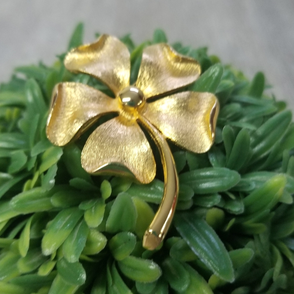 Vintage Sarah Coventry Goldtone Flower Brooch